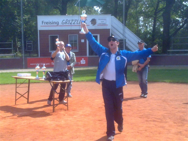 Davide Moreschi alza la coppa della talpa